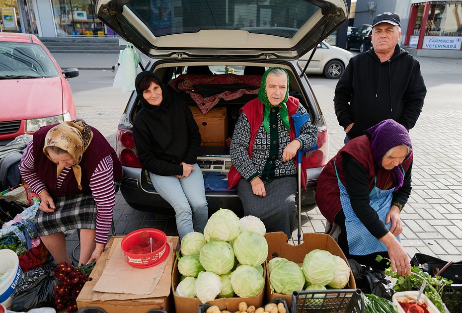 Жители молдавских сел торгуют овощами со своих огородов. Кагул, 7 ноября 2023 года