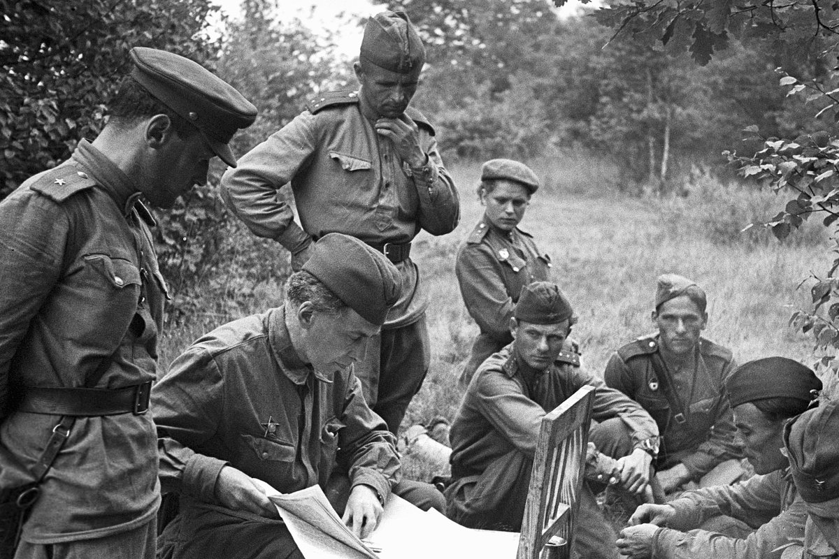 Писатель Илья Эренбург (второй слева) с  сотрудниками армейской газеты
