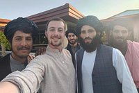 Звезда интернета попал в плен к «Талибану» и удивил всех. Он отлично провел время и назвал террористов братьями