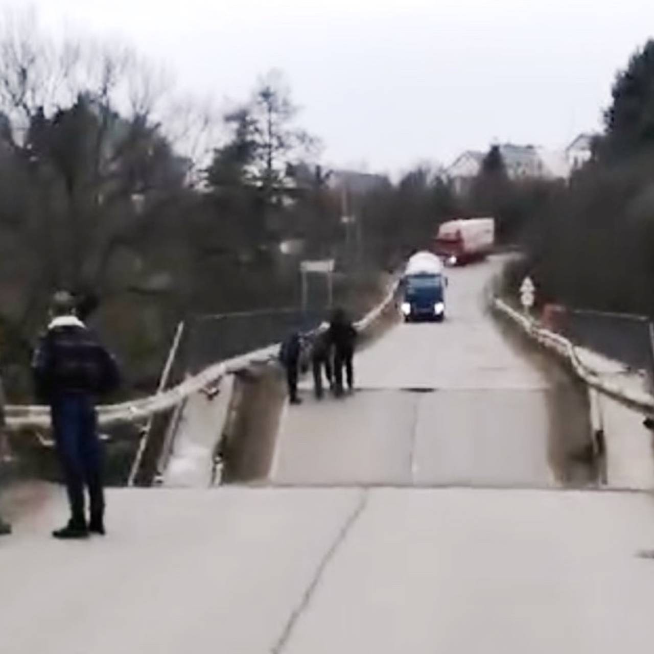 Под Москвой мост рухнул вместе с машиной и попал на видео: Происшествия:  Россия: Lenta.ru