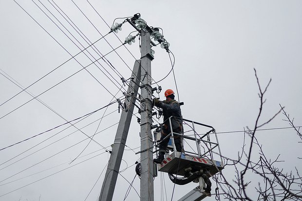 Поврежденная ЛЭП на Украине