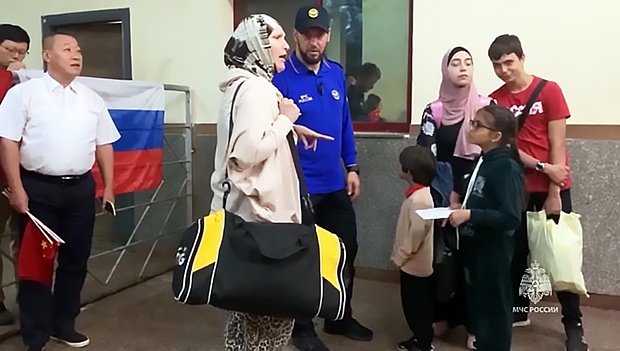 Специалисты МЧС России на КПП «Рафах» в Египте оказывают поддержку гражданам России после их эвакуации из сектора Газа