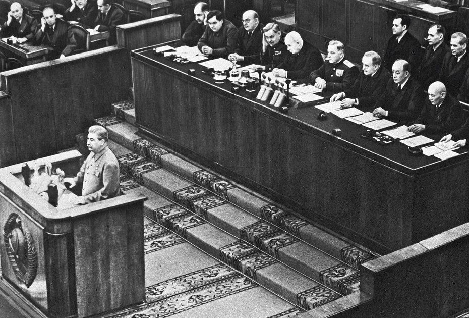 Сталин выступает на заключительном заседании XIX съезда КПСС. Ему осталось жизнь меньше полугода. Октябрь 1952 года
