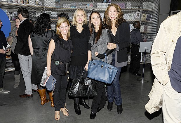 Лиза Шифф в компании коллекционеров Лори Вулферт, Лонти Эберс и Стефани Френч на VIP-превью выставки в Новом музее современного искусства, Нью-Йорк, 5 октября 2010 года
