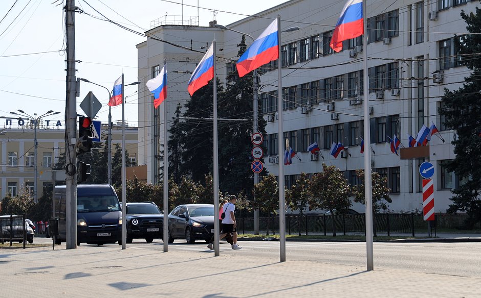 Российские флаги на одной из улиц Донецка