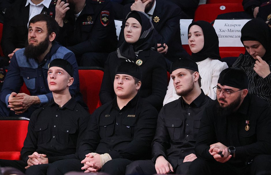 Дети главы Чечни Рамзана Кадырова Эли, Адам и Ахмат (слева направо на первом плане), министр культуры Чеченской Республики культуры Айшат Кадырова, Табарик и Хутмат (справа налево на втором плане)