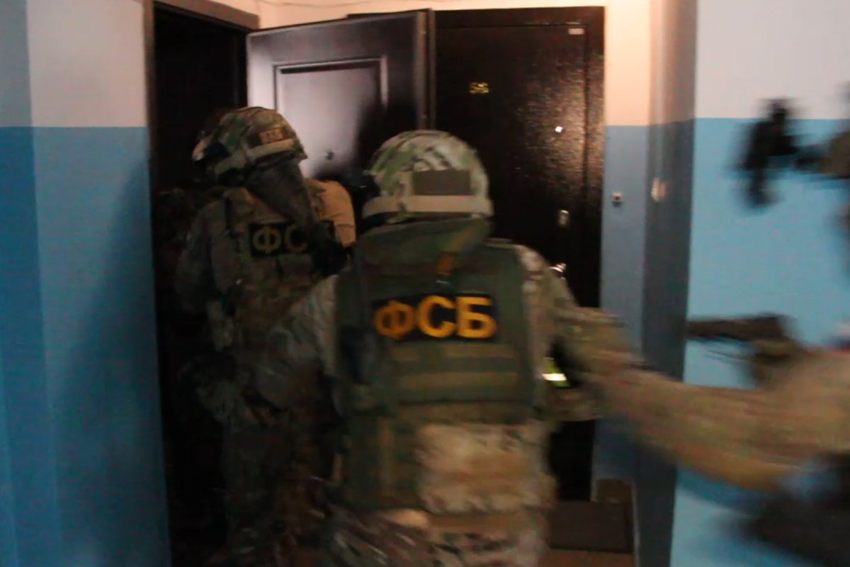 Сотрудники ФСБ входят в квартиру участника наркогруппировки на Дальнем Востоке. 27 октября 2020 года