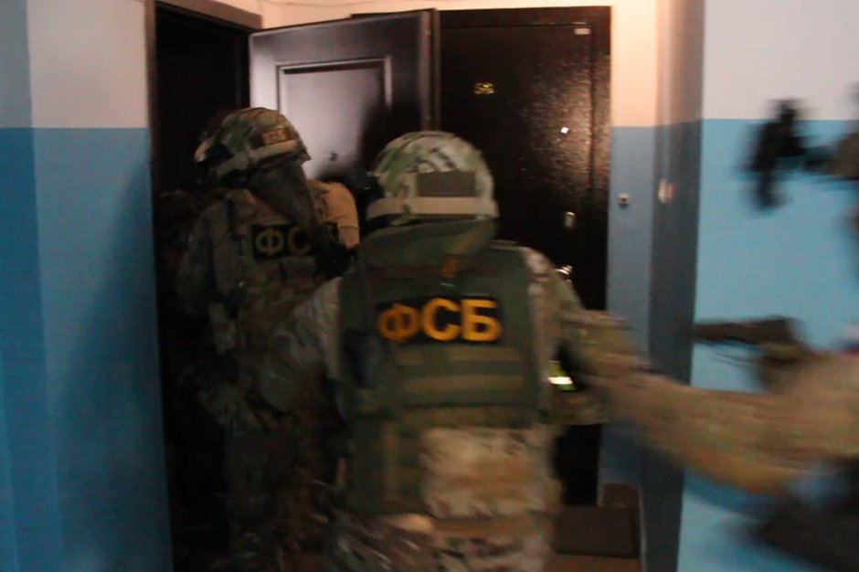 Сотрудники ФСБ входят в квартиру участника наркогруппировки на Дальнем Востоке. 27 октября 2020 года