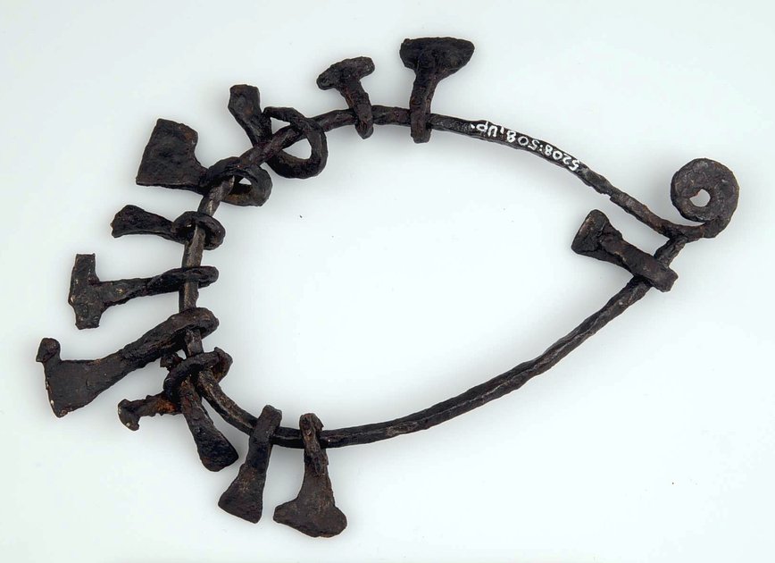 Железная гривна с подвесками в виде молоточков скандинавского бога Тора (мьёльниров) конца IX — начала X веков из кургана в Гнёздово (Смоленская область), найденная во время раскопок в 1874 году