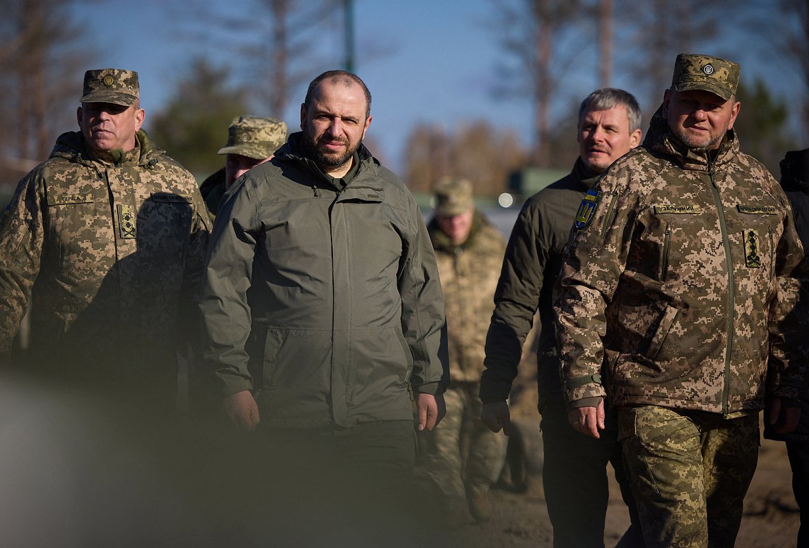 Главнокомандующий Вооруженными силами Украины Валерий Залужный (справа) и министр обороны Рустем Умеров (слева) посещают артиллерийский учебный центр в неизвестном месте, 3 ноября 2023 года