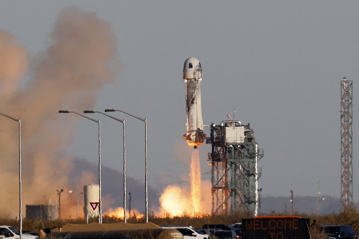 Запуск ракеты, разработанной компанией Джеффа Безоса