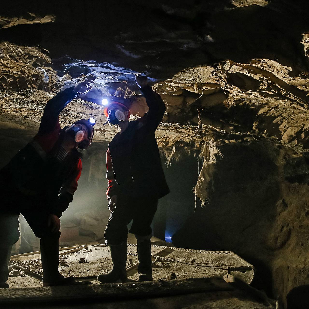 Siberian mine. Алмаз в шахте. Что такое микроудар в шахте. Алмазы в шахте в реальной жизни. Горный удар.