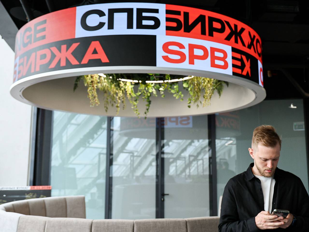 Против СПБ Биржи введены санкции, торги заморожены. Как россиянам теперь  покупать акции Tesla и Apple?: Инвестиции: Экономика: Lenta.ru