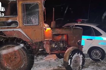 Россиянин устроил погоню от полиции на тракторе и протаранил служебную машину