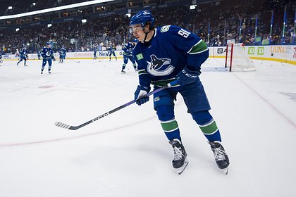 Russian forward hit in the face with a puck in an NHL match