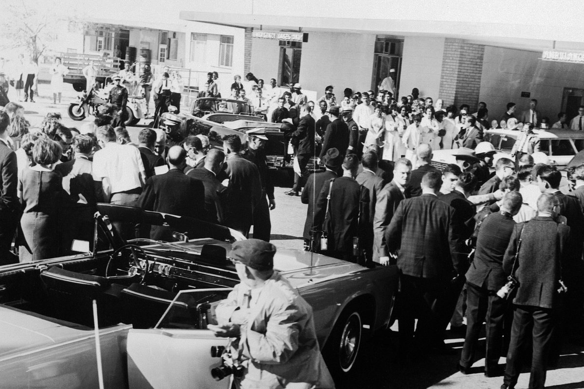 Толпа собирается возле больницы Паркленд в Далласе, куда доставили Кеннеди после покушения