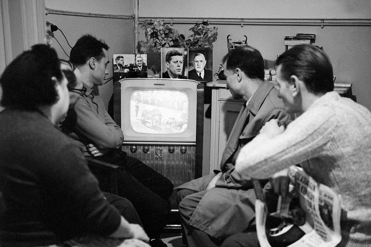 Семья во Франции собирается перед телевизором, чтобы посмотреть трансляцию похорон Кеннеди 25 ноября 1963 года. Телевизор украшен портретами покойного американского президента