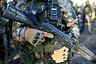 Автомат Калашникова в руках военнослужащего ВС РФ во время прохождения боевой подготовки на одном из полигонов в зоне специальной военной операции