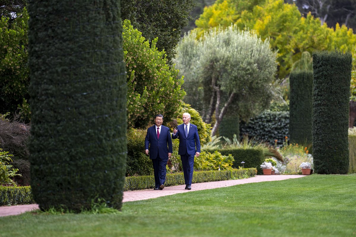 Президент США Джо Байден и председатель Китая Си Цзиньпин гуляют в саду поместья Филоли в Вудсайде, Калифорния, 15 ноября 2023 года