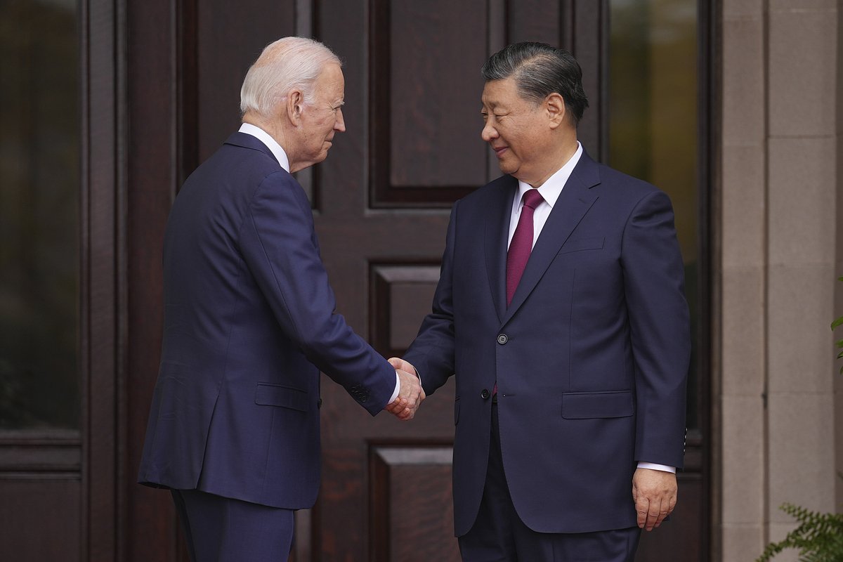 Президент США Джо Байден приветствует председателя Китая Си Цзиньпина в поместье Филоли в Вудсайде, Калифорния, 15 ноября 2023 года