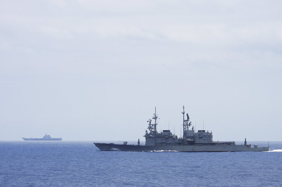 Тайваньский военный корабль «Килунг» (на переднем плане) и американский эсминец класса «Кидд» наблюдают за китайским авианосцем «Шаньдун» (на заднем плане) вблизи тайваньских вод в сентябре 2023 года