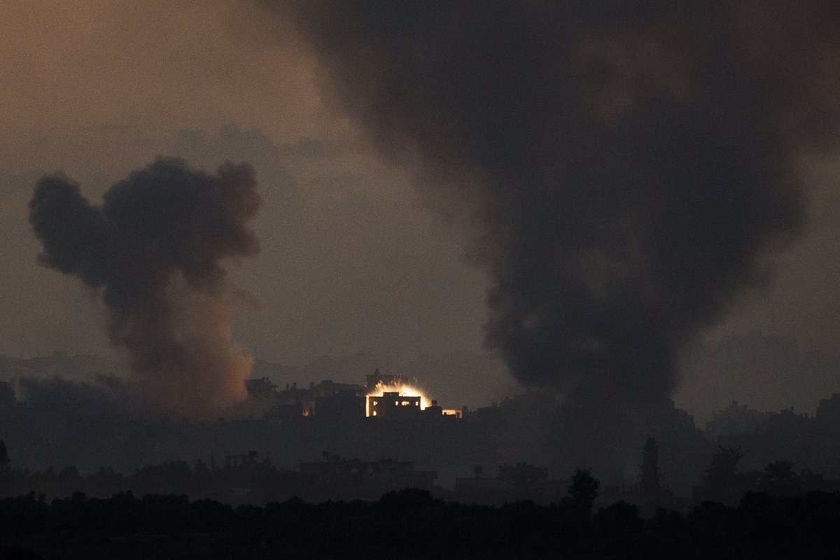 Дым от обстрелов поднимается над сектором Газа, вид с юга Израиля, 15 ноября 2023 года