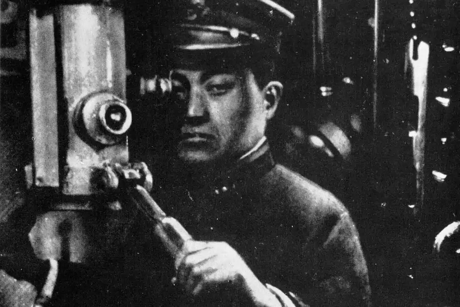 Капитан-лейтенант Мотицура Хасимото у перископа