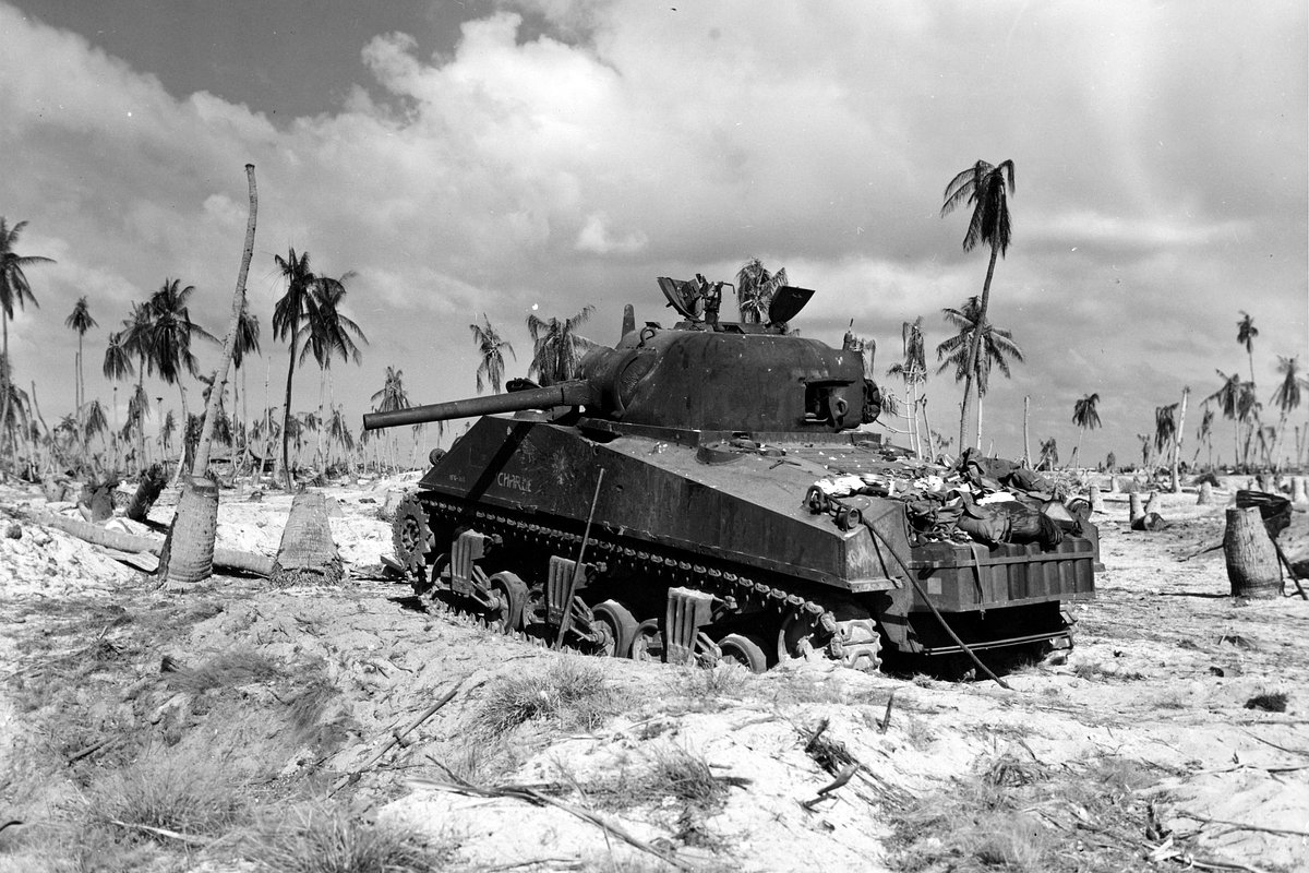 Американский танк M4A2 Sherman, подбитый на Тараве