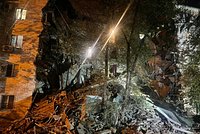 В Астрахани рухнули два подъезда пятиэтажки. Жильцы заметили огромную трещину и выбежали. Под завалами могут быть люди 