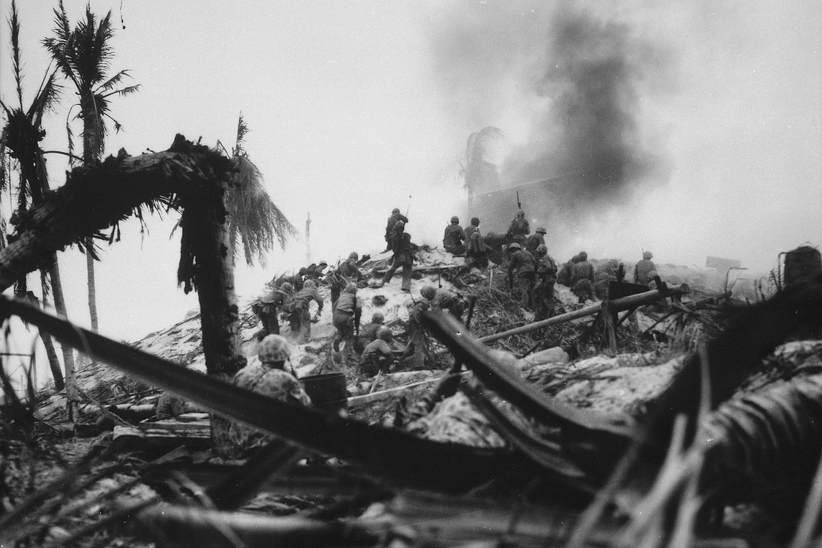 Американские морские пехотинцы во время штурма атолла Тарава