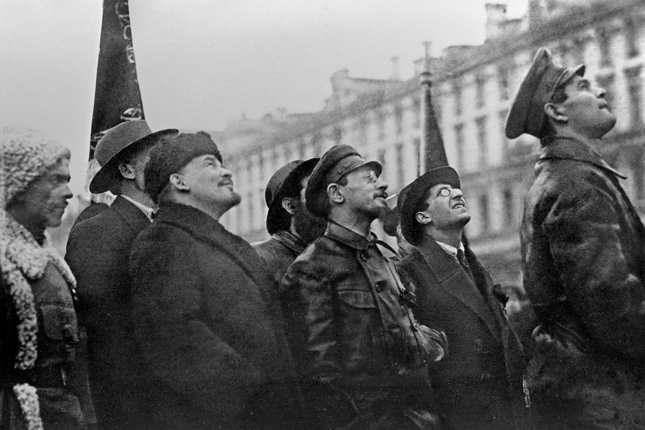 Владимир Ленин и Яков Свердлов на открытии временного памятника Марксу и Энгельсу на площади Революции в Москве, 7 ноября 1918 года 