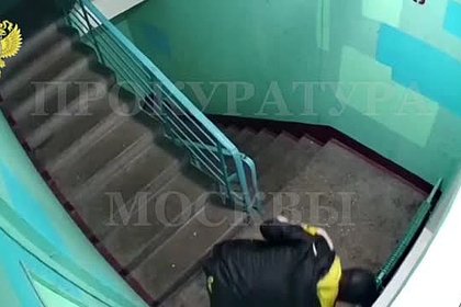 Наркозакладчик попал на видео в московском подъезде и украл камеру
