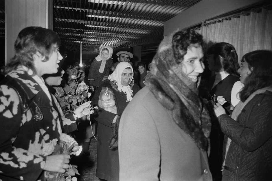 Советским евреям дарят цветы после приземления в аэропорту имени Бен-Гуриона, 1972 год 