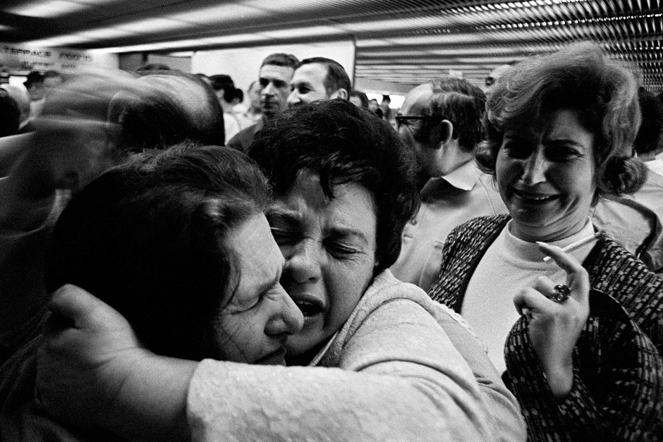 Две сестры встретились в аэропорту имени Бен-Гуриона после многолетней разлуки, 1970-е