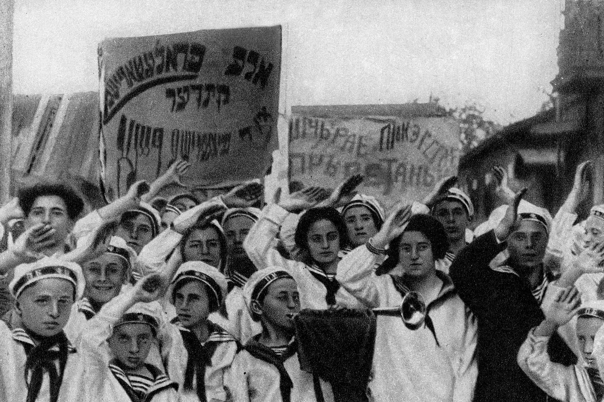 Еврейская молодежь несет транспаранты с лозунгами на идише на параде в Минске, 1925 год 
