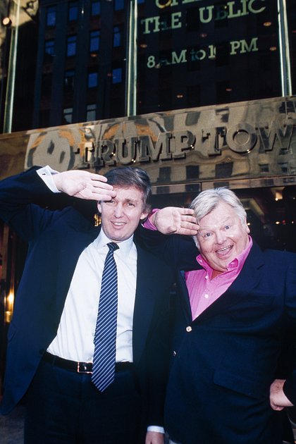 Комик Бенни Хилл и бизнесмен Дональд Трамп показывают фирменный жест персонажа Фреда Скаттла из «Шоу Бенни Хилла»