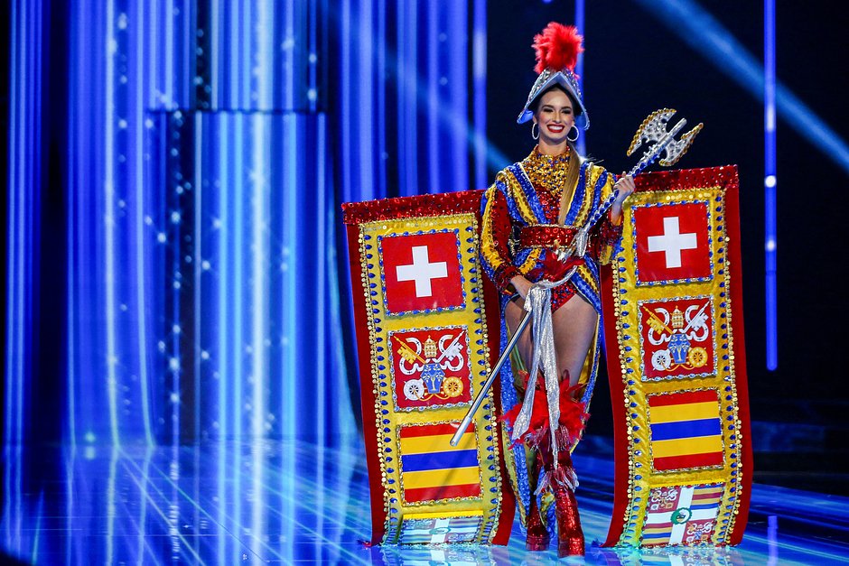 Фото с конкурса национальных костюмов «Мисс Вселенная — 2023». Участница от Швейцарии своим костюмом отдала дань уважения Швейцарской гвардии.
