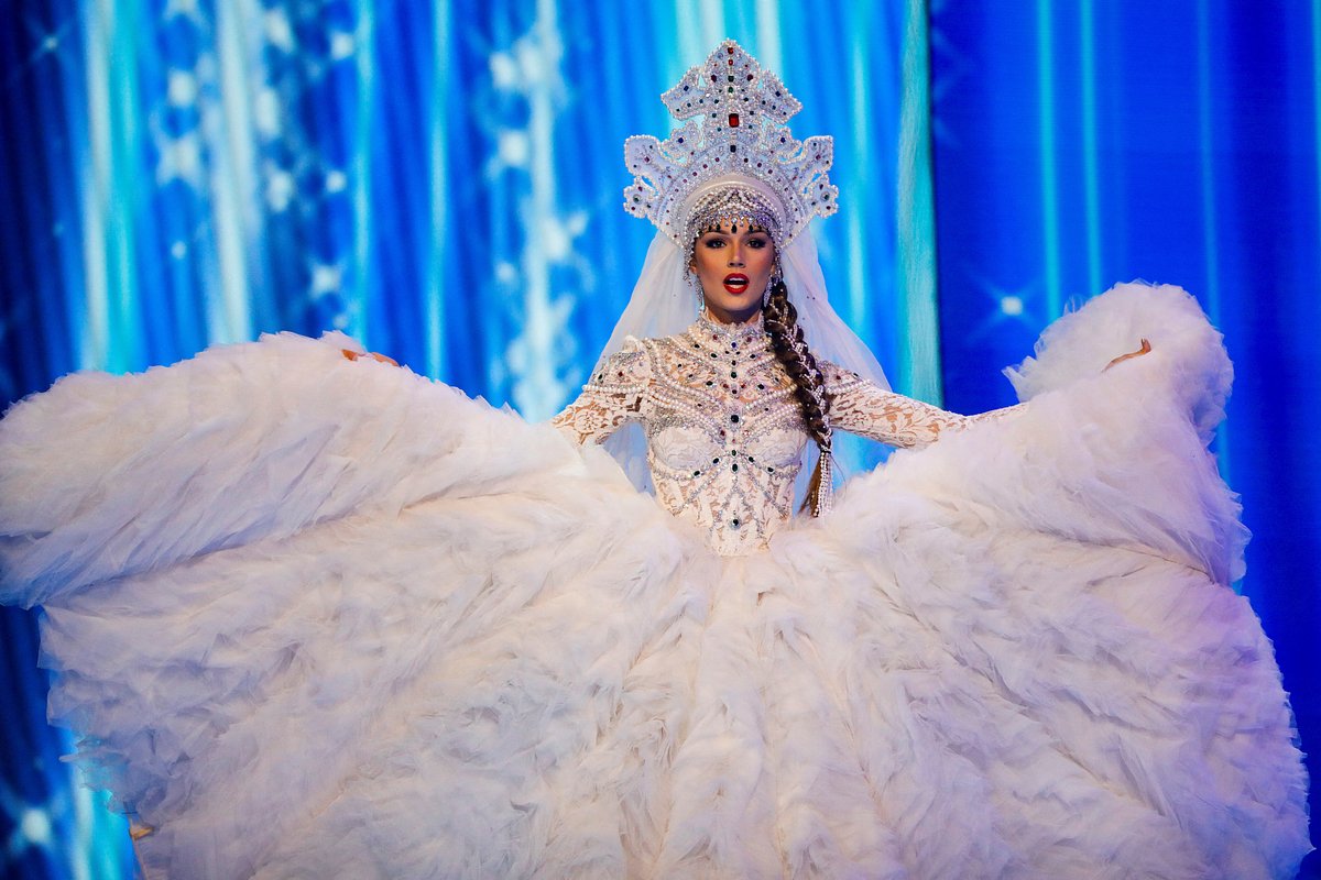 Маргарита Голубева, участница от России, в костюме «Царевна-Лебедь»