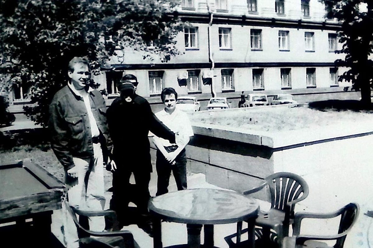 Александр Пустовалов (в центре) указывает на место расстрела участников Ассирийской ОПГ в ресторане «Арагви»