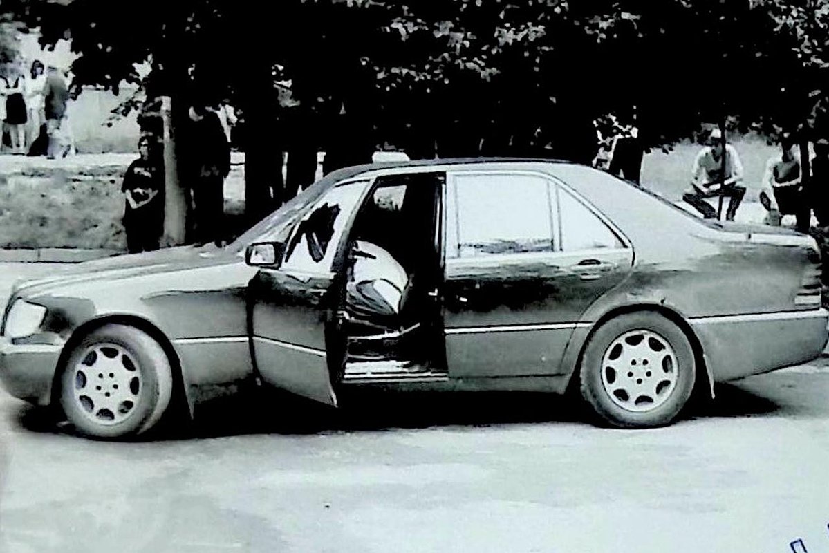 Автомобиль Mercedes, расстрелянный участниками Орехово-медведковского ОПС 
