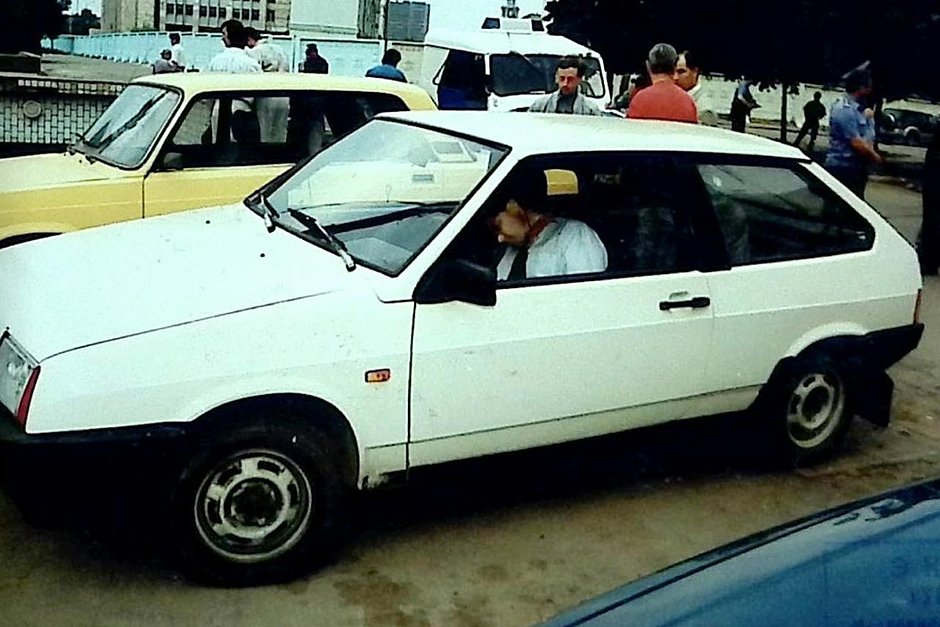 Автомобиль ВАЗ-2109 с телом водителя, расстрелянного участниками Орехово-медведковского ОПС