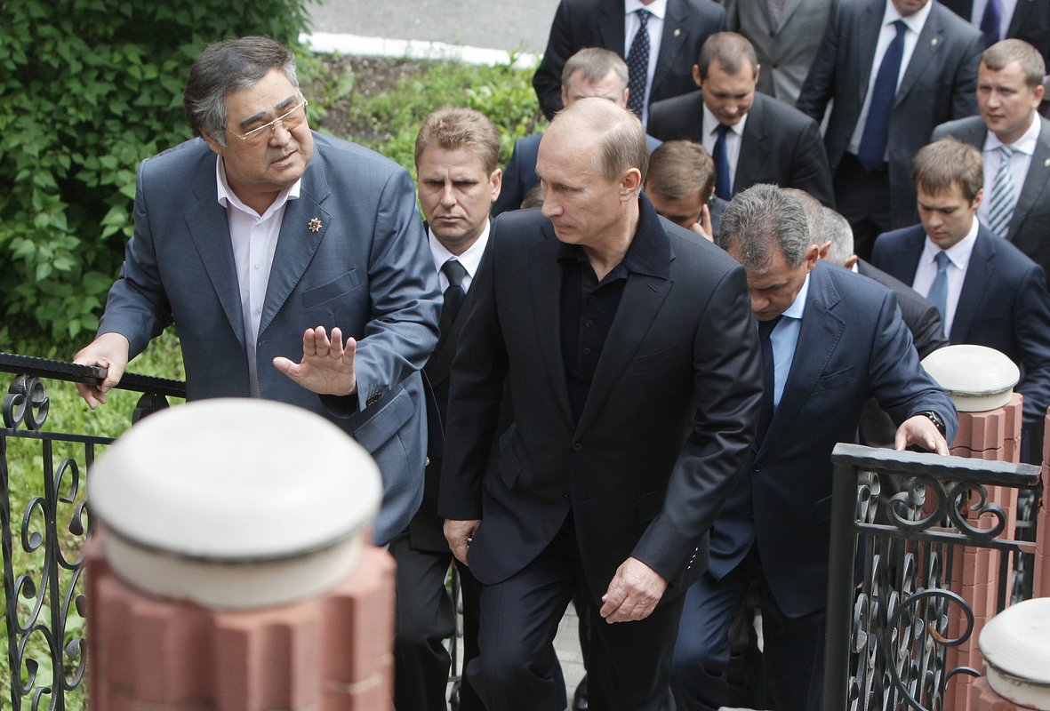 24 июня 2010 года. Председатель правительства РФ Владимир Путин (справа на первом плане) возложил цветы к памятнику погибшим на шахте «Распадская». Слева на первом плане — Аман Тулеев