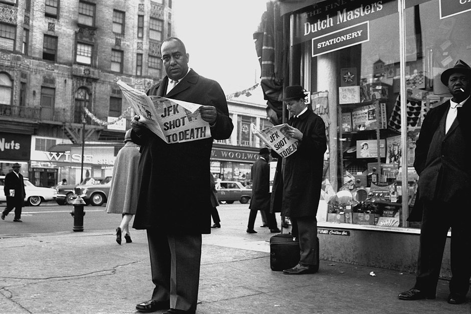 Нью-Йорк, вечер после убийства Кеннеди. Мужчина на улице читает газету