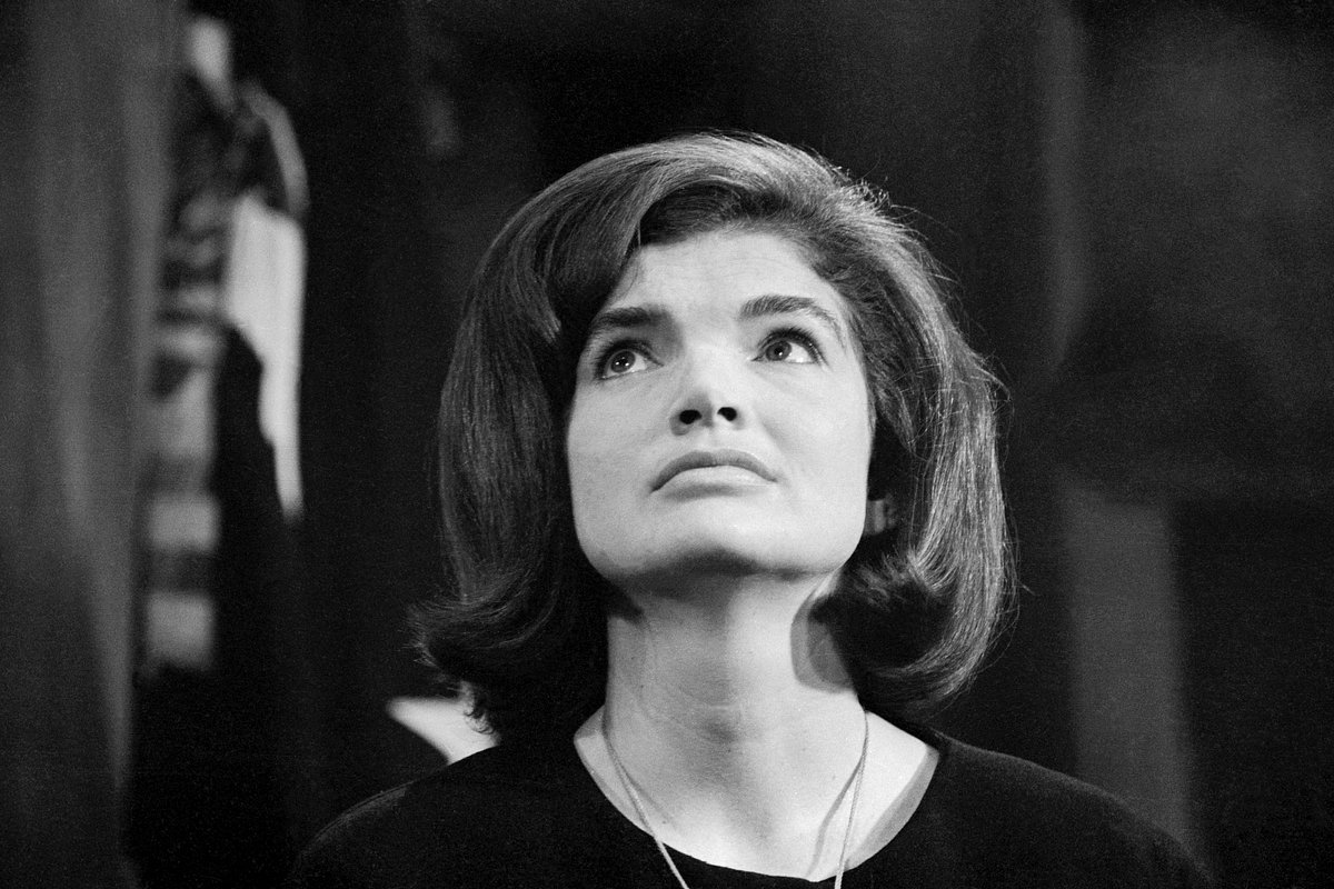 14 января 1964 года. Жаклин Кеннеди посетила офис генерального прокурора Роберта Кеннеди, где она сделала свое первое публичное заявление после убийства мужа. Бывшая первая леди заявила, что получила около 800 тысяч писем с соболезнованиями, все они будут помещены в Мемориал президента Кеннеди