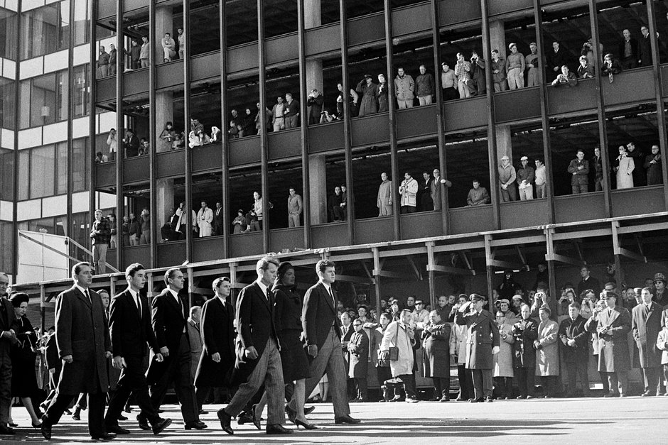 Жаклин Кеннеди возглавляет траурную процессию 25 ноября 1963 года. Рядом с ней идут братья покойного президента Роберт и Тед Кеннеди