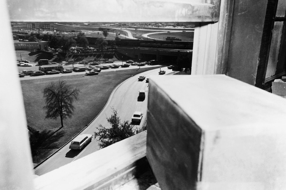 Вид из окна шестого этажа Техасского хранилища школьных книг в Далласе, из которого, как полагает следствие, Освальд застрелил Кеннеди. Фото было сделано примерно через час после убийства 