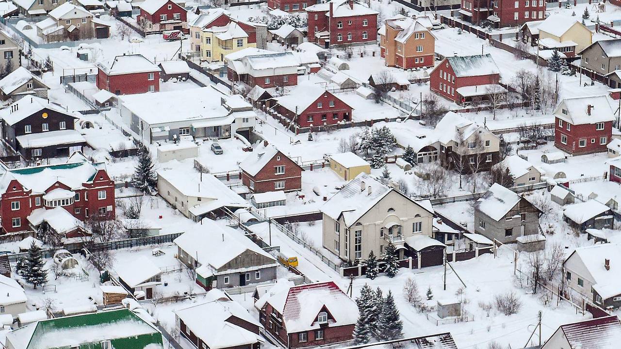 Риски штрафов за засыпанные снегом дорожки на даче оценили: Дом: Среда  обитания: Lenta.ru