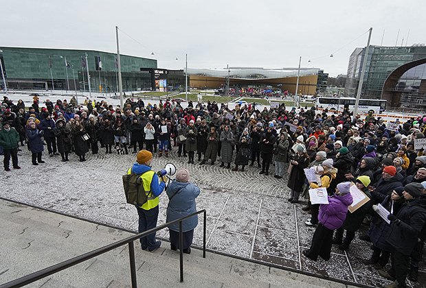 Около 300 россиян собрались в центре Хельсинки с требованием не закрывать финско-российскую границу