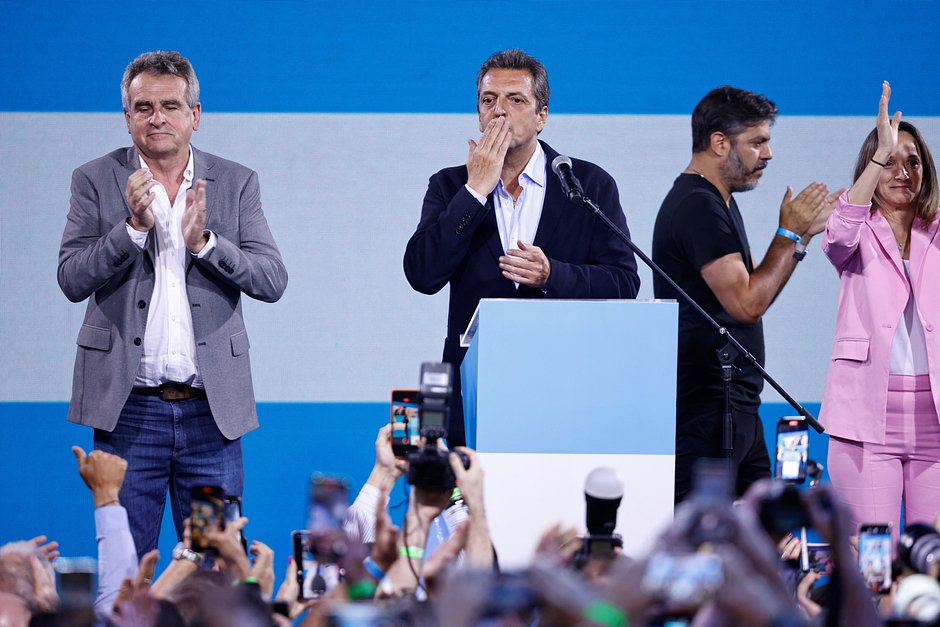 Главный соперник Милея на выборах Серхио Масса (в центре)