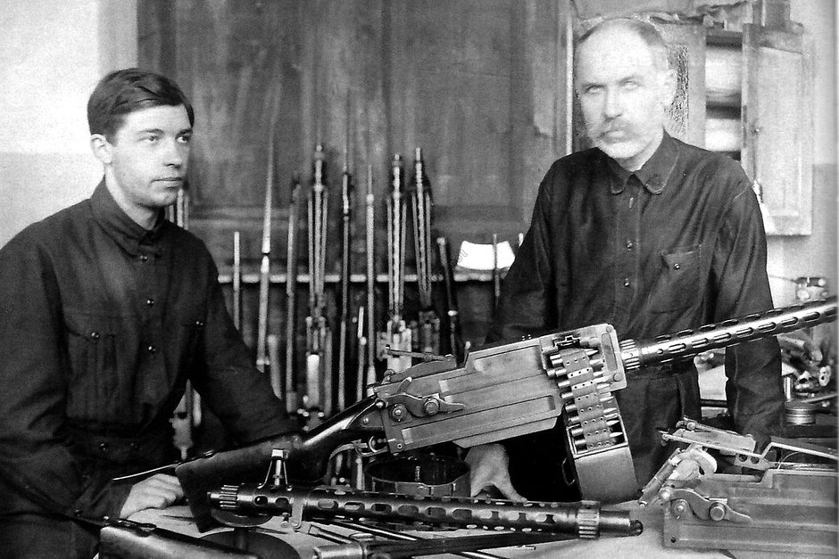Федор Токарев с сыном Николаем у ручного пулемета системы Максима — Токарева образца 1925 года